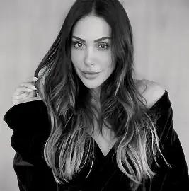Retrato em preto e branco de Bella Falconi